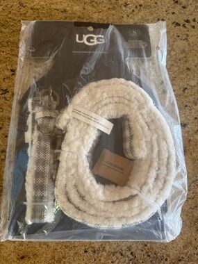 UGG Plush Sheepskin-Lined dog collar and leash in Cream